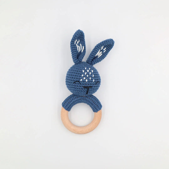 Conejito de ganchillo y sonajero mordedor de madera de haya natural