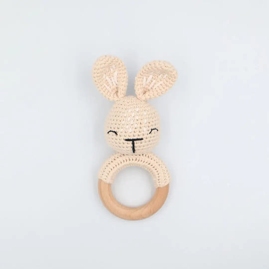 Conejito de ganchillo y sonajero mordedor de madera de haya natural